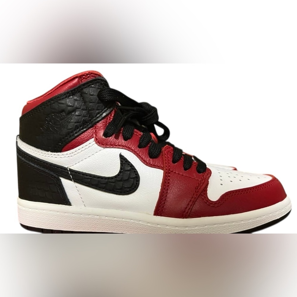 Nike Air Jordan 1 Retro High OG Shoes in Black/White/ Red Youth 1.5